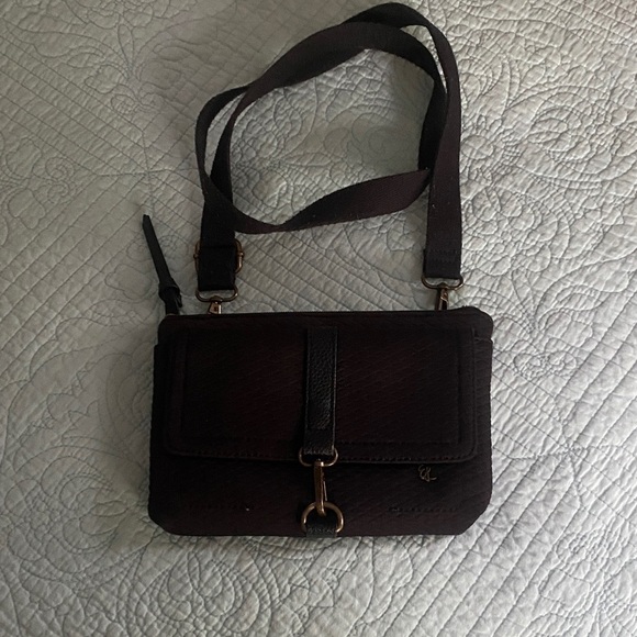 Chic Black Crossbody Bag with Quilted Texture - Picture 1 of 6